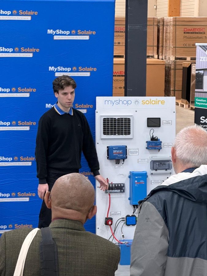 Un ingénieur présente une installation solaire montée sur panneau pédagogique