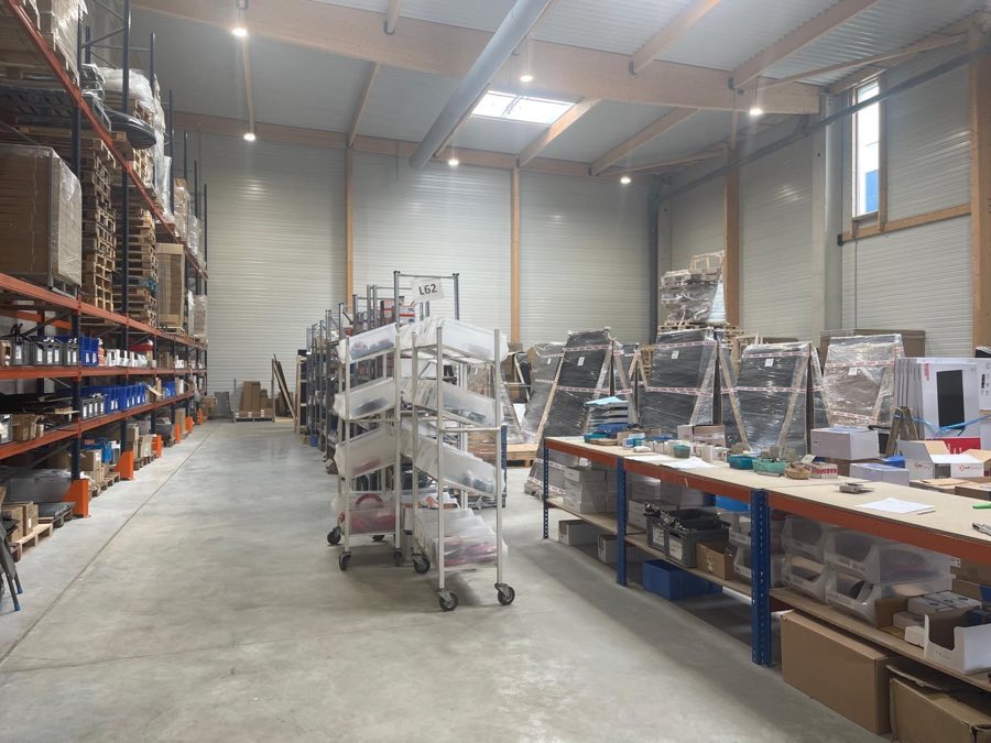Allée de stockage et poste de préparation de l'entrepôt