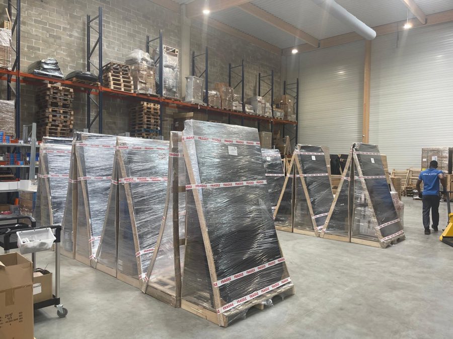 Palettes de panneaux photovoltaïques prêtes à expédier
